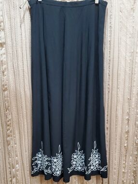 Kibis Black & White Floral Embroidered Maxi Skirt Size Large